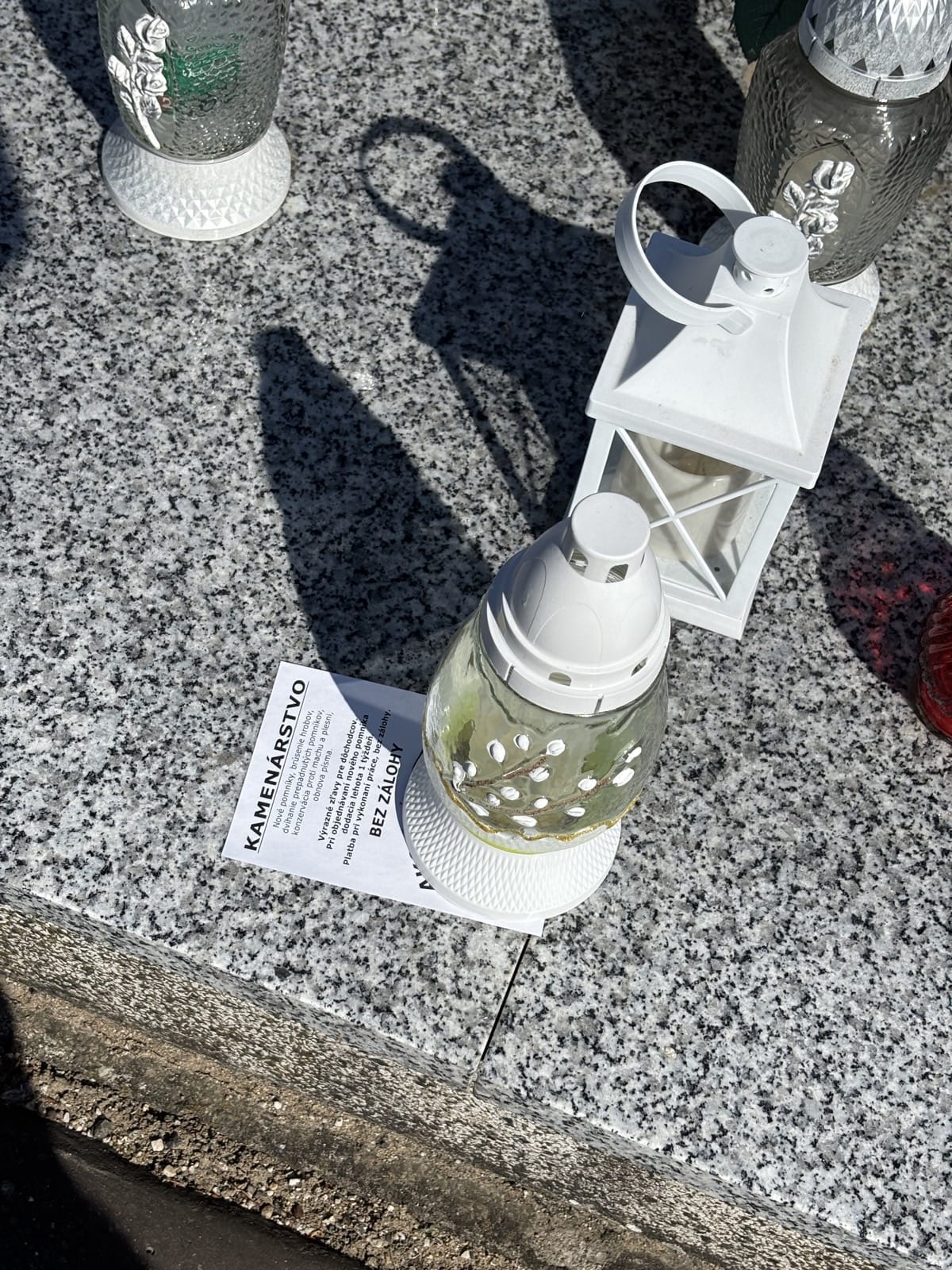Posledné miesto odpočinku nie je reklamná plocha