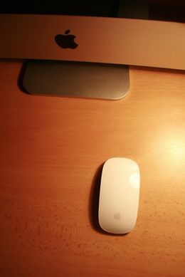 Apple Magic Mouse na mojom stole
