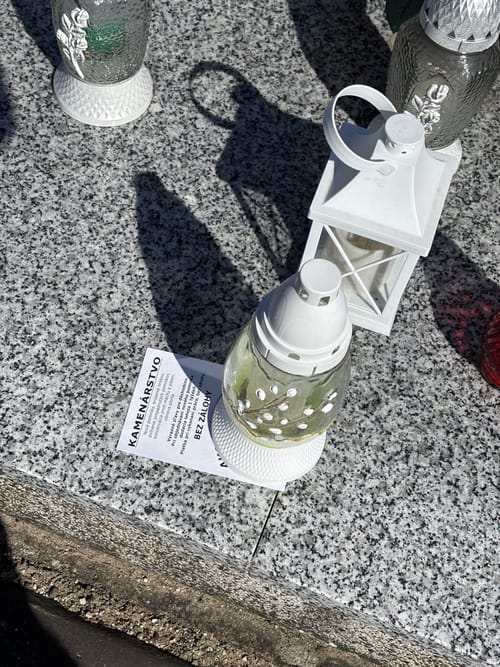 Posledné miesto odpočinku nie je reklamná plocha